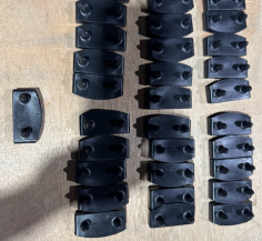 ATTACHE LATTE NOIR POUR SOMMIER LATTES IRIS