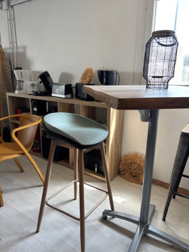 TABOURET DE BAR VERT AGAVE - PIED ACIER IMITATION BOIS "PEX"